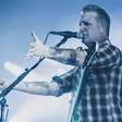 Josh Homme revela significado de Queens of the Stone Age e avisa: "homofóbicos, fiquem longe"