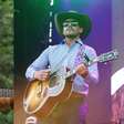 Charley Crockett busca e encontra a paz no palco com Evan Felker em Tulsa