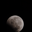 Confira Fotos do Eclipse Lunar Parcial em Várias Partes do Mundo