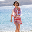 Emily em Paris: Lily Collins usa de conjunto bordado a casaco dourado na 6ª temporada