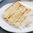 Bolo toalha felpuda: receita fácil e irresistível de coco
