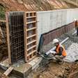 Quanto custa construir um muro de arrimo de 10 metros? A drenagem decide se ele permanece em pé