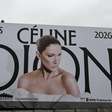 Após seis anos longe dos palcos, Céline Dion chega a Paris para série de shows