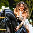 Paula Fernandes volta a Barretos após 10 anos, se apresenta a cavalo e aposta em vestido branco de recortes, que será doado