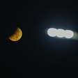 Eclipse deixa lua 'quase completamente' escurecida; veja imagens