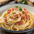 Sábado de preguiça? Esse espaguete à carbonara é fácil de fazer e cheio de sabor