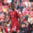Adulto 'rouba' camisa dada por jogador do Liverpool a adolescente e cena viraliza