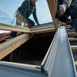 Quanto custa abrir uma claraboia de vidro de 2 m² no telhado? Evitar goteiras encarece mais que o vidro