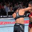 Vídeo: Denise Gomes acerta cotovelada de cinema, nocauteia top 5 e se aproxima do título no UFC Xangai