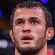 Perdeu a cabeça! Usman Nurmagomedov tenta acertar cotovelada em Song Yadong após derrota do irmão no UFC Xangai