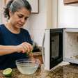 Truque da água com limão para ajudar a limpar o micro-ondas e eliminar o mau cheiro