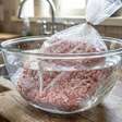 Carne congelada pode descongelar mais rápido em água fria com técnica certa, mas segurança vem antes da pressa