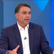Flávio Bolsonaro repete atitude do pai e vai com mensagem escrita na mão à sabatina da Globo