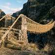 Todos os anos, 4 comunidades desmontam uma ponte sobre um cânion e constroem outra do zero usando apenas capim trançado e técnicas preservadas desde os incas