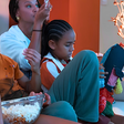 Os psicólogos concordam: assistir novamente a filmes ou séries que já vimos não é perda de tempo ou falta de memória; está relacionado à busca pelo bem-estar
