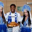 Com pão e 'clima de carnaval', clube russo viraliza com recepções de Plata e Matheus Martins