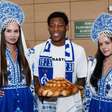 Plata é recebido com festa na Rússia após deixar o Flamengo