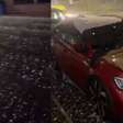 Lataria amassada e vidro quebrado: homem mostra prejuízo em carro por chuva de granizo em SC
