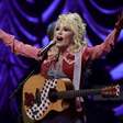 Dolly Parton, que detestava voar, terá um aeroporto batizado em sua homenagem. Ela teria gostado da piada