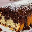 Bolo mesclado de coco com chocolate e cobertura cremosa, que vai surpreender a todos