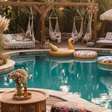 Piscina boho chic: aprenda a criar um lounge despojado na área externa