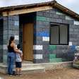 Casa pré-fabricada de plástico reciclado: projeto inovador reutiliza 7 toneladas de resíduos