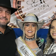 Rainha de rodeio revela que vive trisal com irmã gêmea e agricultor em GO; veja vídeo