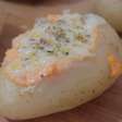 Batata recheada com muito queijo e gostosuras, uma refeição saborosa para qualquer ocasião