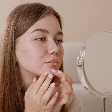 Sua pele piorou depois do skincare? 5 erros que podem causar oleosidade, irritação e espinhas