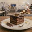 Aprenda a preparar a torta de bolacha de chocolate perfeita