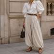 Calça balão: por que a modelagem volumosa conquistou os looks de 2026?