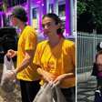 Bruna Marquezine e Shawn Mendes ajudam a distribuir mais de 3 mil quentinhas no Rio; Veja vídeo