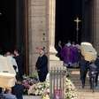 Morta em tragédia, executiva da Dior reúne celebridades em torno de seu caixão ecológico em Paris