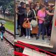 Passageiros caminham pelos trilhos e usam 'prancha' para transferência entre trens após pane na Linha 12 da CPTM