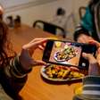 'Aceitam-se pessoas, não personagens': Restaurantes do mundo todo estão banindo os influencers