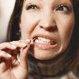 Usar palito de dente parece inofensivo, mas pode prejudicar a gengiva; entenda