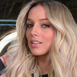 Samira Sagr muda o visual com megahair loiro para atuar no Rock in Rio