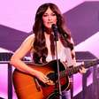Kacey Musgraves homenageia a 'supernova' Dolly Parton e faz cover de '9 to 5'