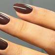 Em setembro, as unhas já ganham um tom marrom, e esses designs são pura elegância