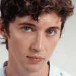 Troye Sivan revela dilemas de viver romances sendo um popstar gay: "Homens vêm e vão"
