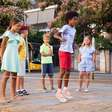 A psicologia diz que pessoas que cresceram brincando na rua até escurecer não veem essa infância como desleixo, mas como um treino precoce de autonomia e confiança