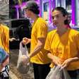 Bruna Marquezine e Shawn Mendes ajudam a distribuir mais de 3 mil quentinhas no Rio
