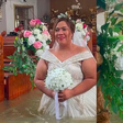 Casal mantém celebração de casamento mesmo com igreja alagada na altura da cintura