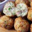 Bolinho de arroz feito sem desperdício e sem farinha de trigo, um petisco delicioso e crocante