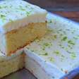 Bolo de limão tipo mousse feito no liquidificador de forma fofinha e deliciosa, ideal para servir com um café