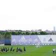 Real Madrid recebe visita de ex-treinador do clube em seu centro de treinamento