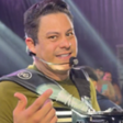 Famoso cantor sofre furto misterioso dentro de carro e revela suspeita