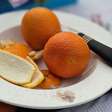 Antes de jogar a casca da laranja fora, ela pode perfumar o banheiro por até 30 minutos desde que não vá pela descarga