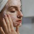 Slugging para pele oleosa: como evitar acne sem abrir mão da tendência