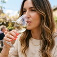 Adeus, manicure clássica: 8 ideias de unhas em tons de coral que estão na moda para a primavera e que serão adotadas por mulheres ousadas, mas elegantes